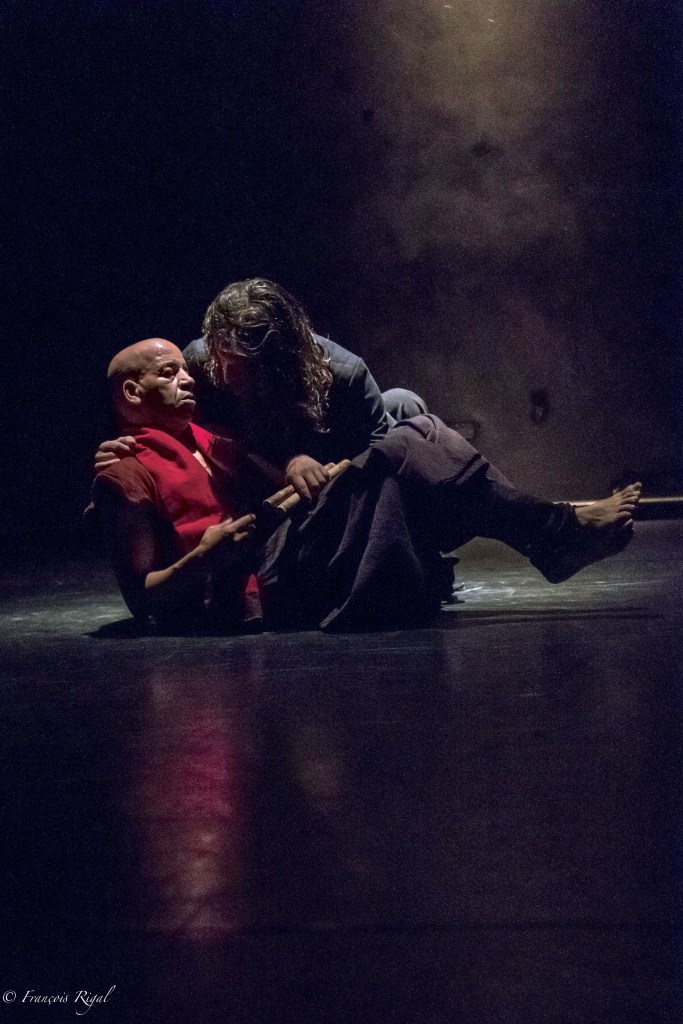 Michel Raji, Danseur Chorésophe et Pascal Delhay. Un duo fraternel et intemporain qui traverse l'histoire de la danse contemporaine en laissant les traces indélébiles de leur Être en  danse, une transe offrande au présent. 